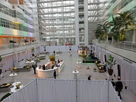 Witte pipe & drape met polysatijn gordijnen